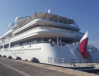 Ο πρώην εμίρης του Κατάρ ψωνίζει στην ψαραγορά της Κέρκυρας (φωτο)